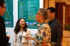 与会者在 2012 年农业化学品国际贸易峰会的赞助商 Rainbow Chemical 的展位上进行交流。