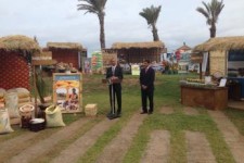 El presidente Obama pronuncia unas palabras durante una visita al mercado de tecnologías agrícolas Feed the Future en Senegal.