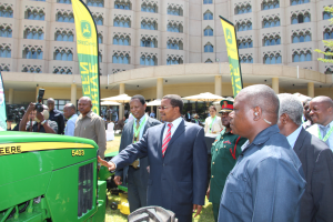坦桑尼亚总统 Jakaya M. Kikwete 博士在 1 月 28 日于达累斯萨拉姆举行的 AGRI Business East Africa 会议和展览上欣赏约翰迪尔拖拉机。摄影：David Frabotta