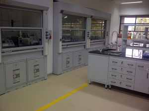 孟买的新实验室；照片由阿克苏诺贝尔提供