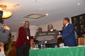 一位名叫 Jay 教授的坦桑尼亚艺术家（左）在非盟峰会上向坦桑尼亚总统 Jakaya Kikwete（右）展示了 ONE.org 的农业请愿书。图片来源：非洲新闻组织。