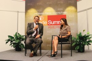 El editor gerente de la FCI, Jackie Pucci, entrevista al director de operaciones de AMVAC, Bob Trogele, durante la Cumbre Comercial de la FCI.