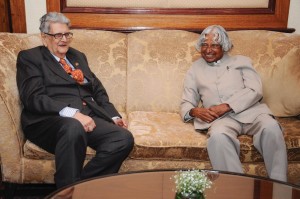 El Dr. KH Gharda (izquierda) recibió uno de sus muchos premios del difunto Dr. APJ Abdul Kalam, ex presidente de la India.