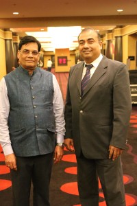 KN Singh (izquierda), vicepresidente de marketing y desarrollo internacional, y NP Nair, vicepresidente de ventas internacionales