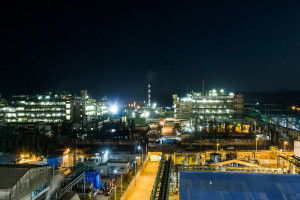 Una vista nocturna de una de las instalaciones de fabricación de Gharda. 