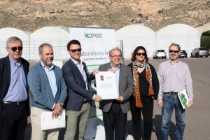 Koppert Biological Systems 和当地政府成员在现场帮助为西班牙维卡尔镇的可持续建筑奠定基石。